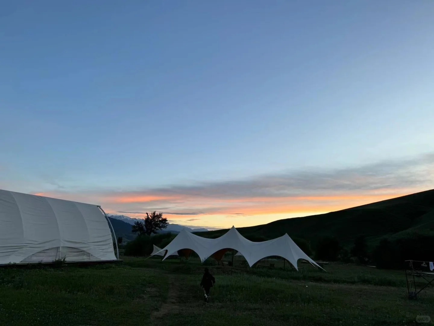 Ánh hoàng hôn rực rỡ bao phủ thảo nguyên Nalati đẹp như tranh vẽ.