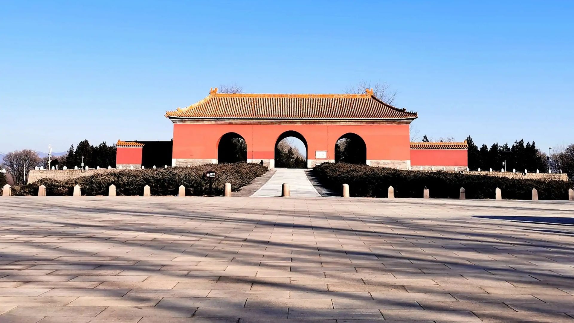 Kiến trúc lăng mộ hoàng gia nguy nga, phản ánh quyền uy của các vị hoàng đế nhà Minh.