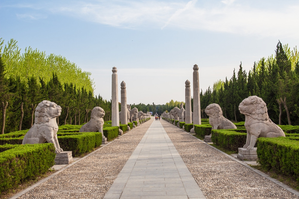 Con đường Thần Đạo dẫn vào lăng mộ, hai bên là tượng đá cổ kính.