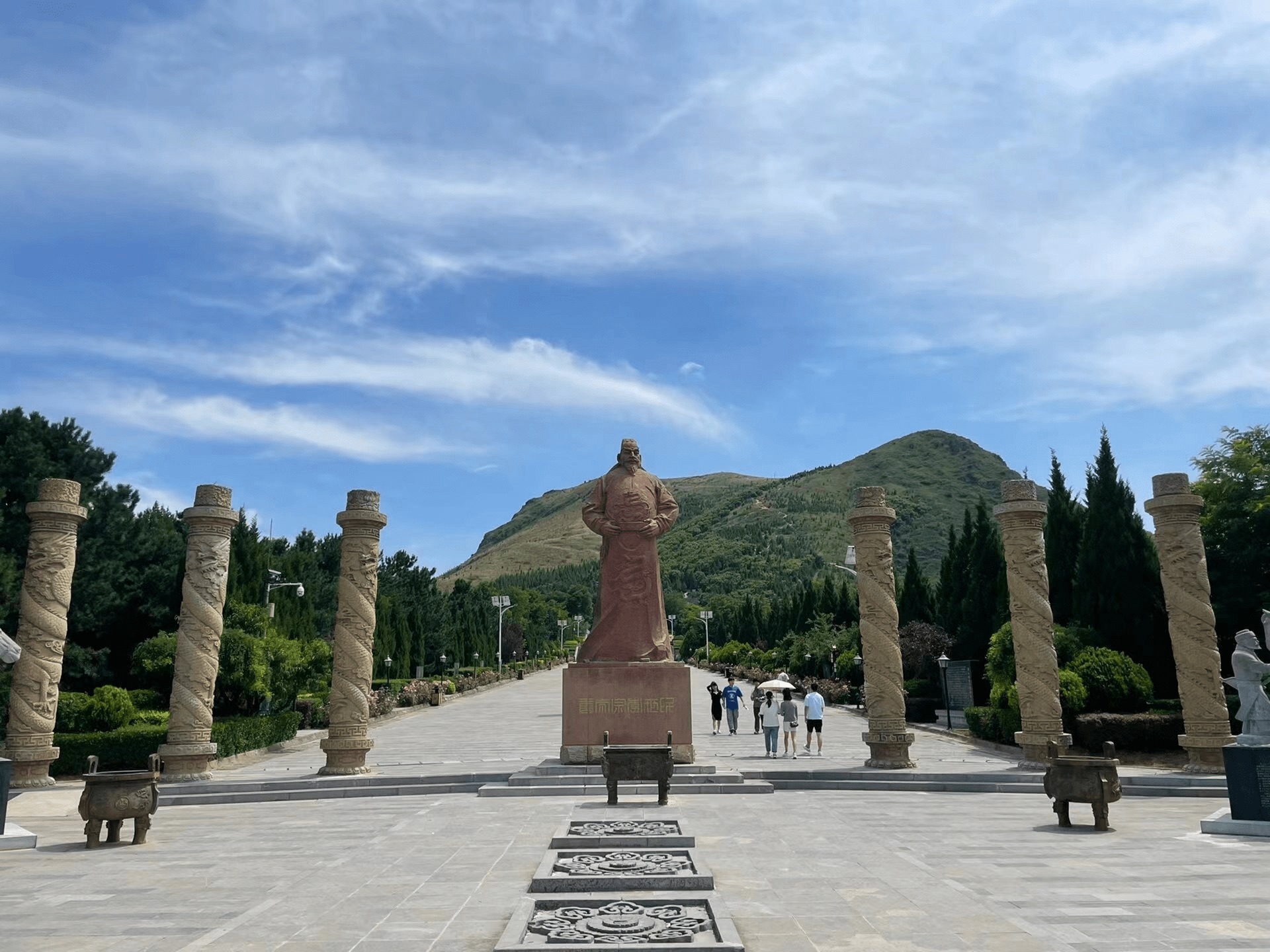 Tượng đá linh vật dọc theo lối vào, biểu tượng bảo vệ linh hồn hoàng đế.