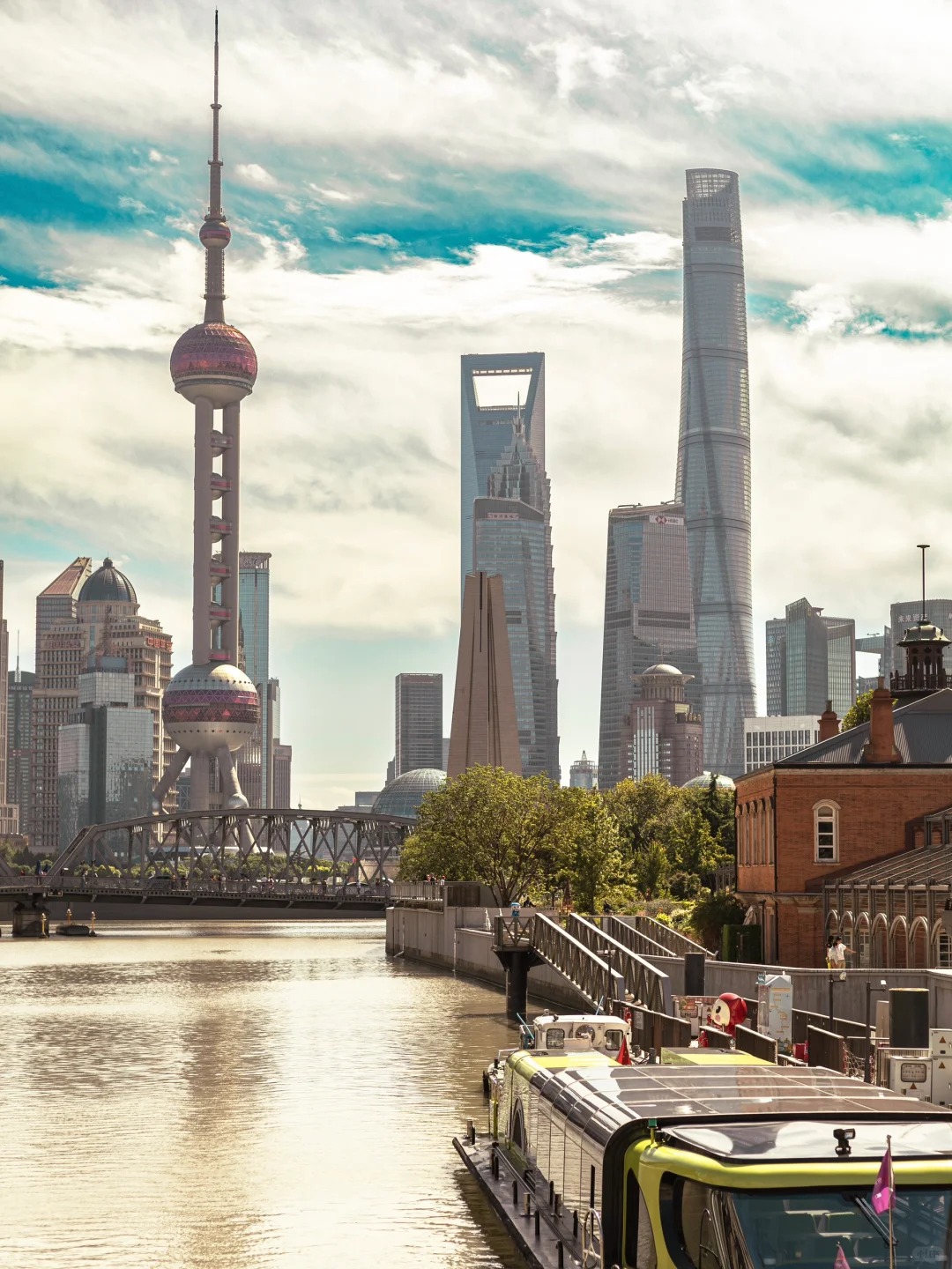 Tháp truyền hình Minh Châu Phương Đông – Biểu tượng kiến trúc nổi tiếng của Thượng Hải, một điểm đến không thể bỏ lỡ trong các tour du lịch Trung Quốc của Hanvina Travel