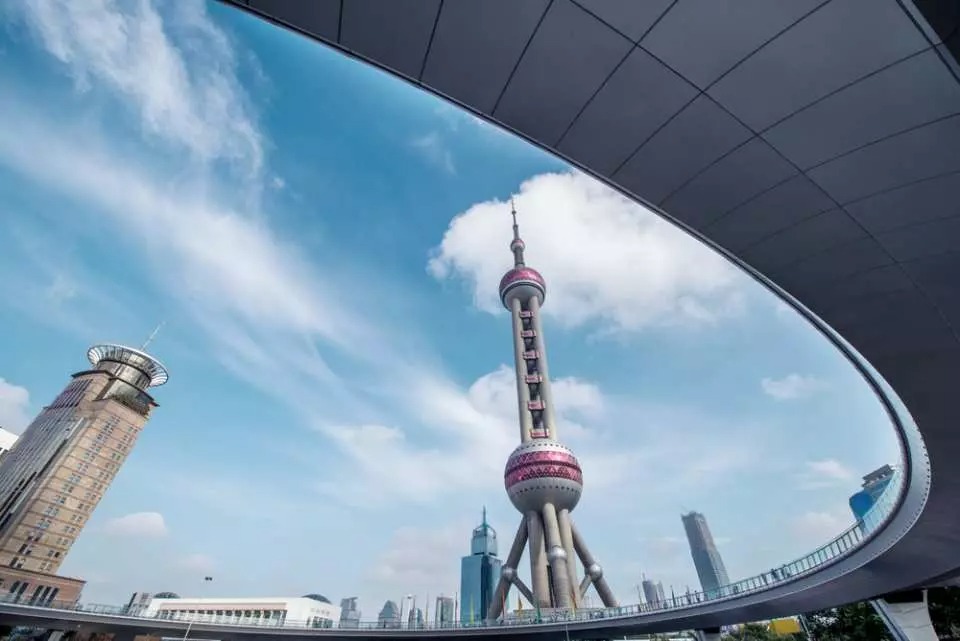 Th&aacute;p Oriental Pearl Tower nổi bật với quả cầu đỏ. nh&igrave;n từ dưới l&ecirc;n