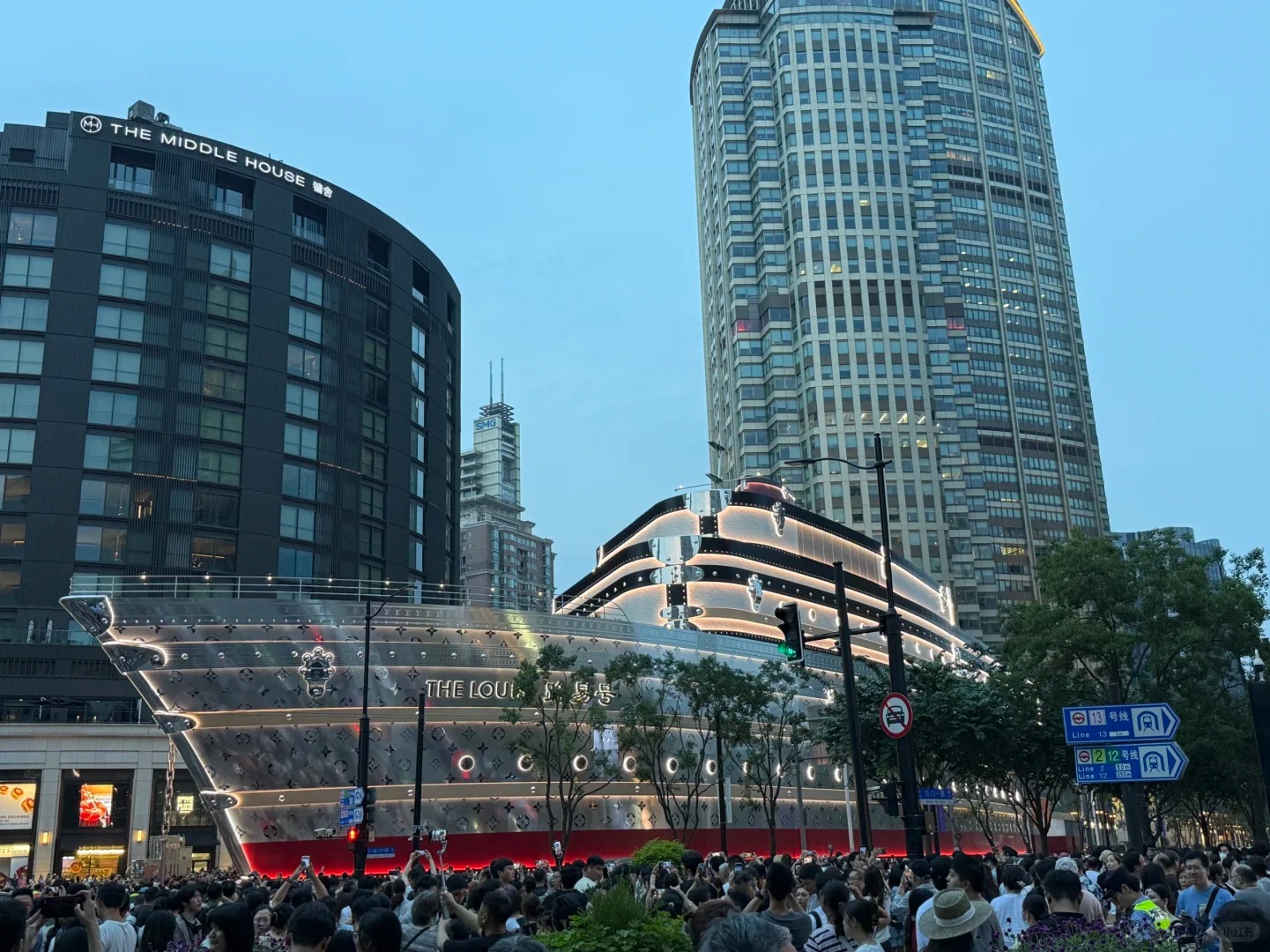 To&agrave;n cảnh The Louis Shanghai với d&aacute;ng con t&agrave;u khổng lồ.