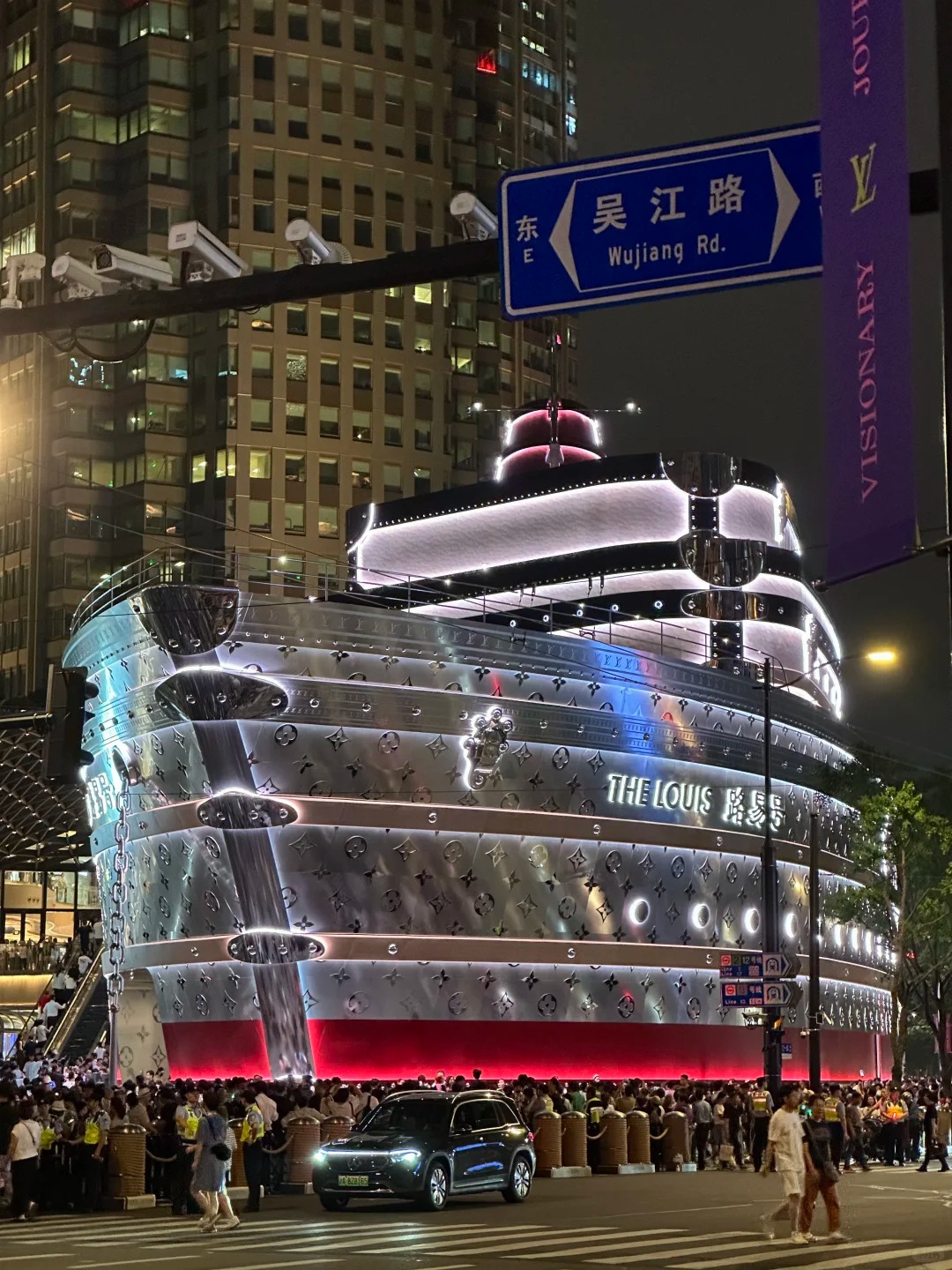 Du khách check-in tại The Louis – biểu tượng mới của thời trang và văn hóa Thượng Hải.