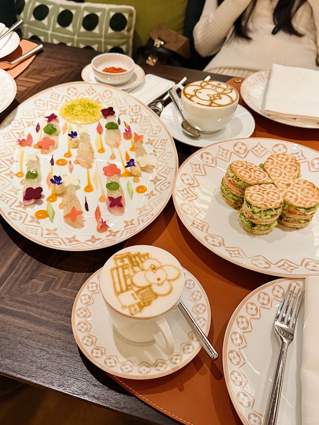 Le Caf&eacute; Louis Vuitton với thiết kế sang trọng. Kh&ocirc;ng gian ẩm thực kết hợp phong c&aacute;ch Ph&aacute;p v&agrave; Thượng Hải.