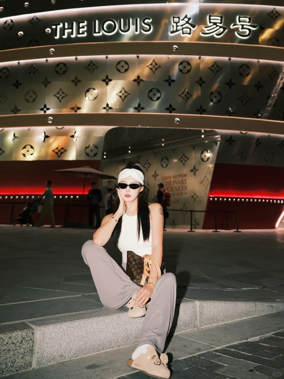 Du kh&aacute;ch selfie trước th&acirc;n t&agrave;u The Louis.