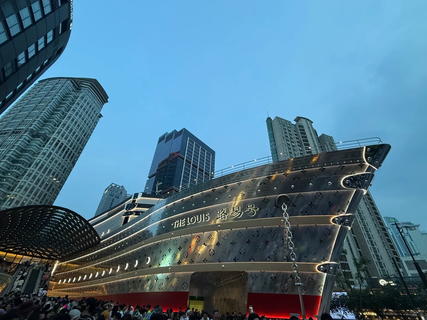 Tòa nhà The Louis hình con tàu phủ Monogram nổi bật giữa trung tâm thương mại Thượng Hải.