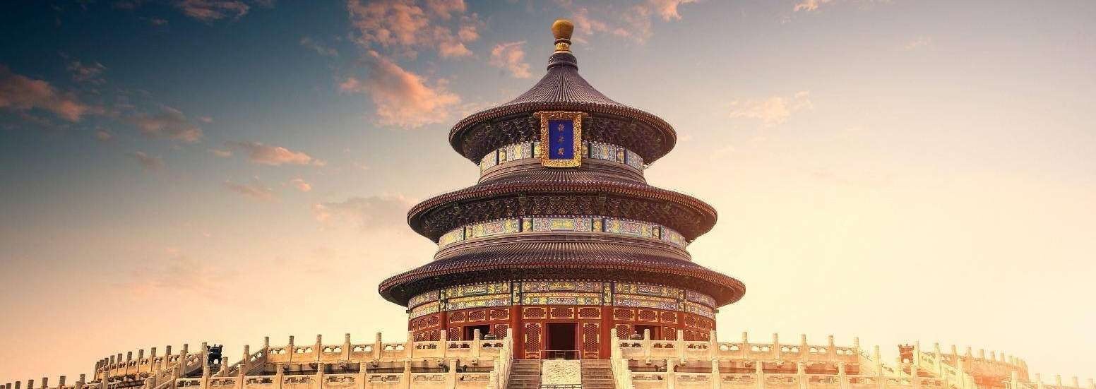 Công viên Thiên Đàn vào mùa thu – Cảnh sắc tuyệt đẹp với lá vàng rực rỡ bao quanh những công trình cổ kính đầy ý nghĩa lịch sử.