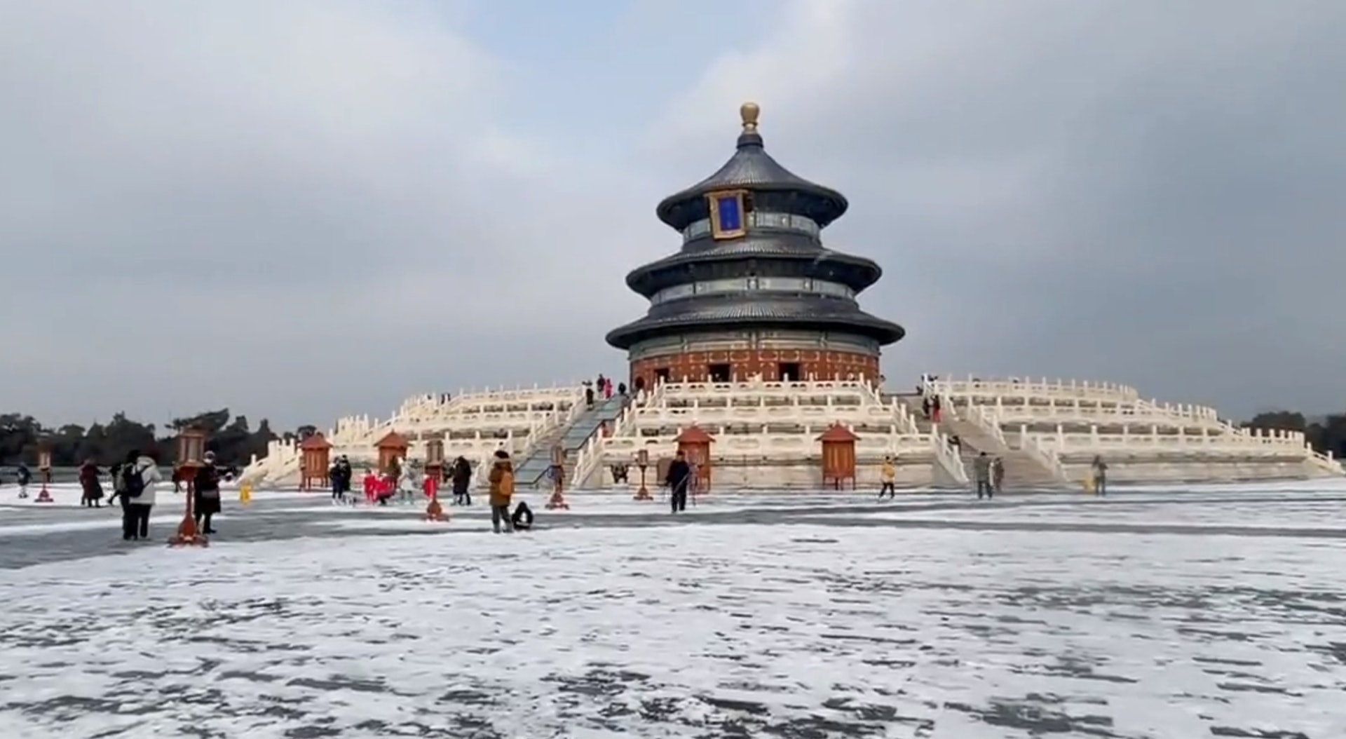 Cảnh Thiên Đàn mùa đông với tuyết trắng bao phủ, trải nghiệm khó quên khi tham gia tour cùng Hanvina Travel.