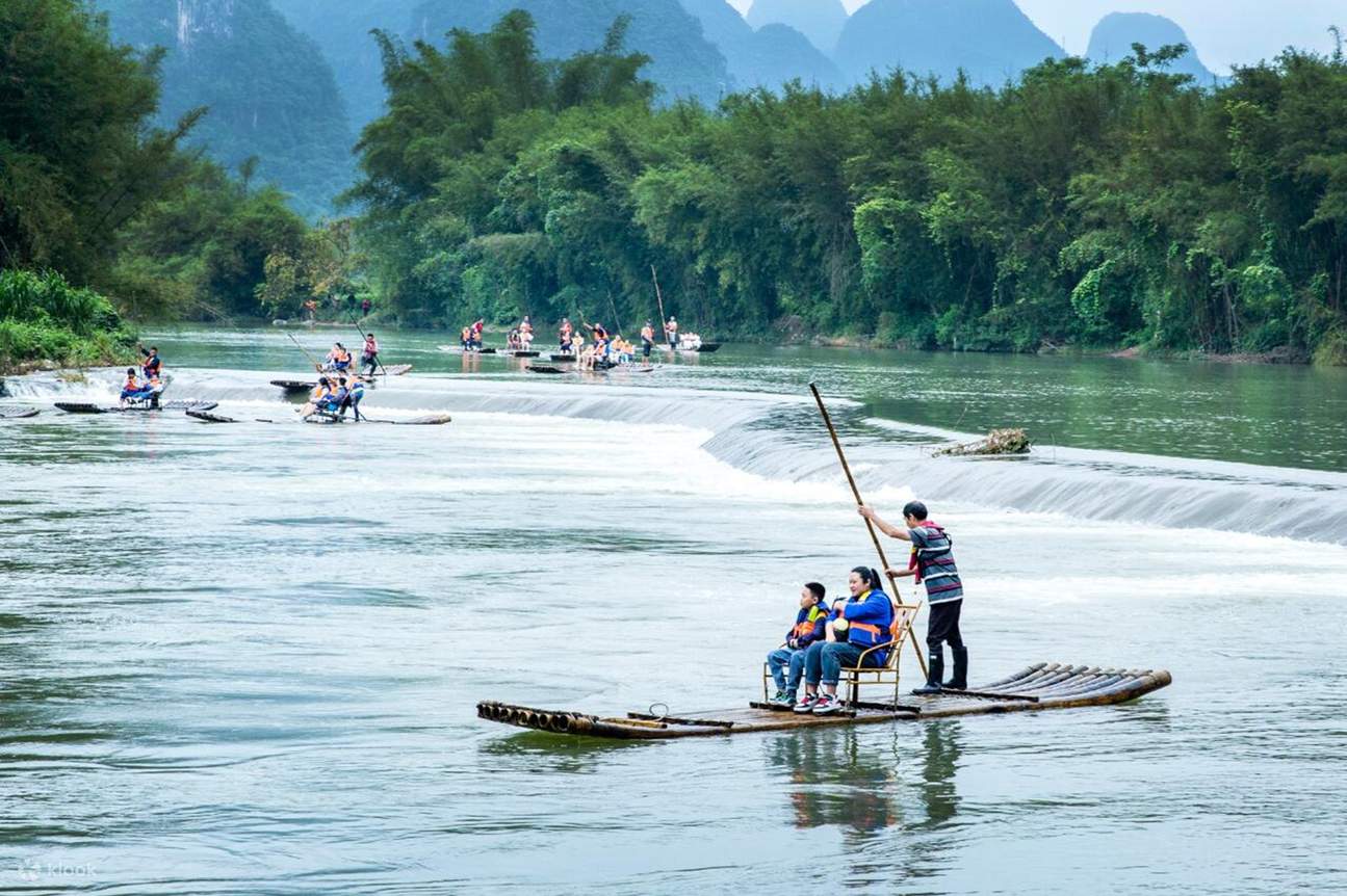 Bè tre trôi nhẹ trên dòng Ly Giang xanh ngọc.