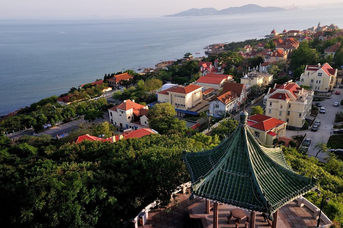 Toàn cảnh Tiểu Ngư Sơn nhìn ra biển.