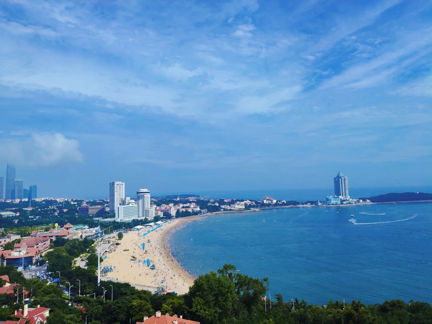 Sóng biển vỗ quanh chân núi.
