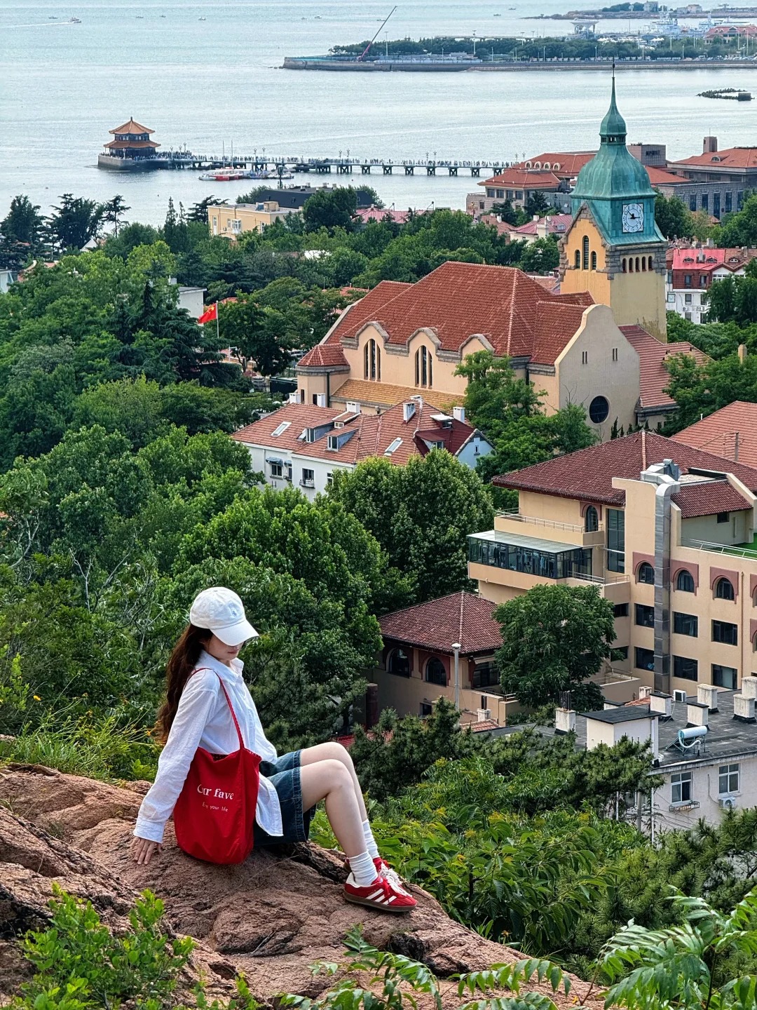 du khách check in Toàn cảnh thành phố Thanh Đảo nhìn từ Tiểu Ngư Sơn.