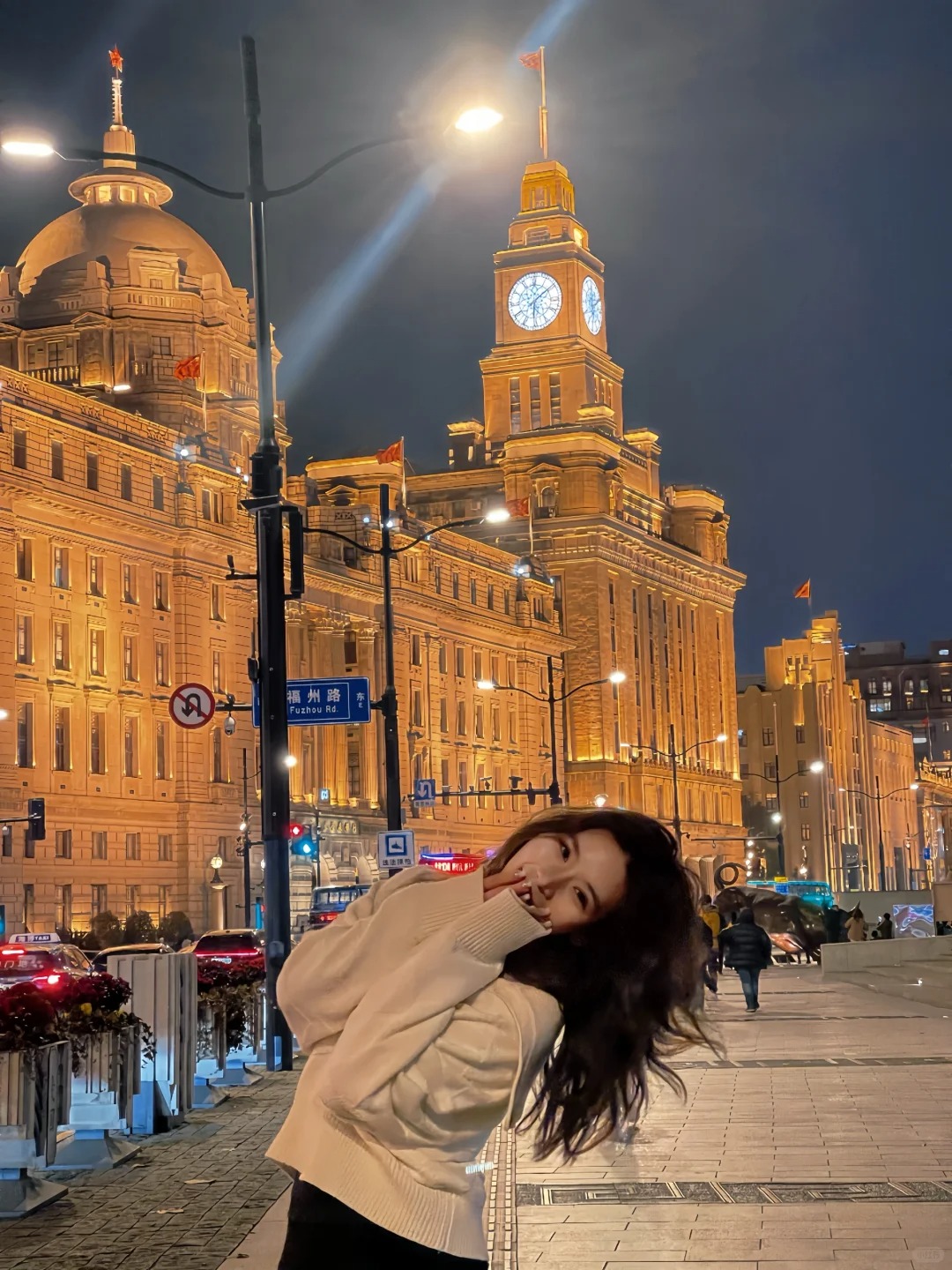 Du khách chụp ảnh trước tháp đồng hồ Bund.