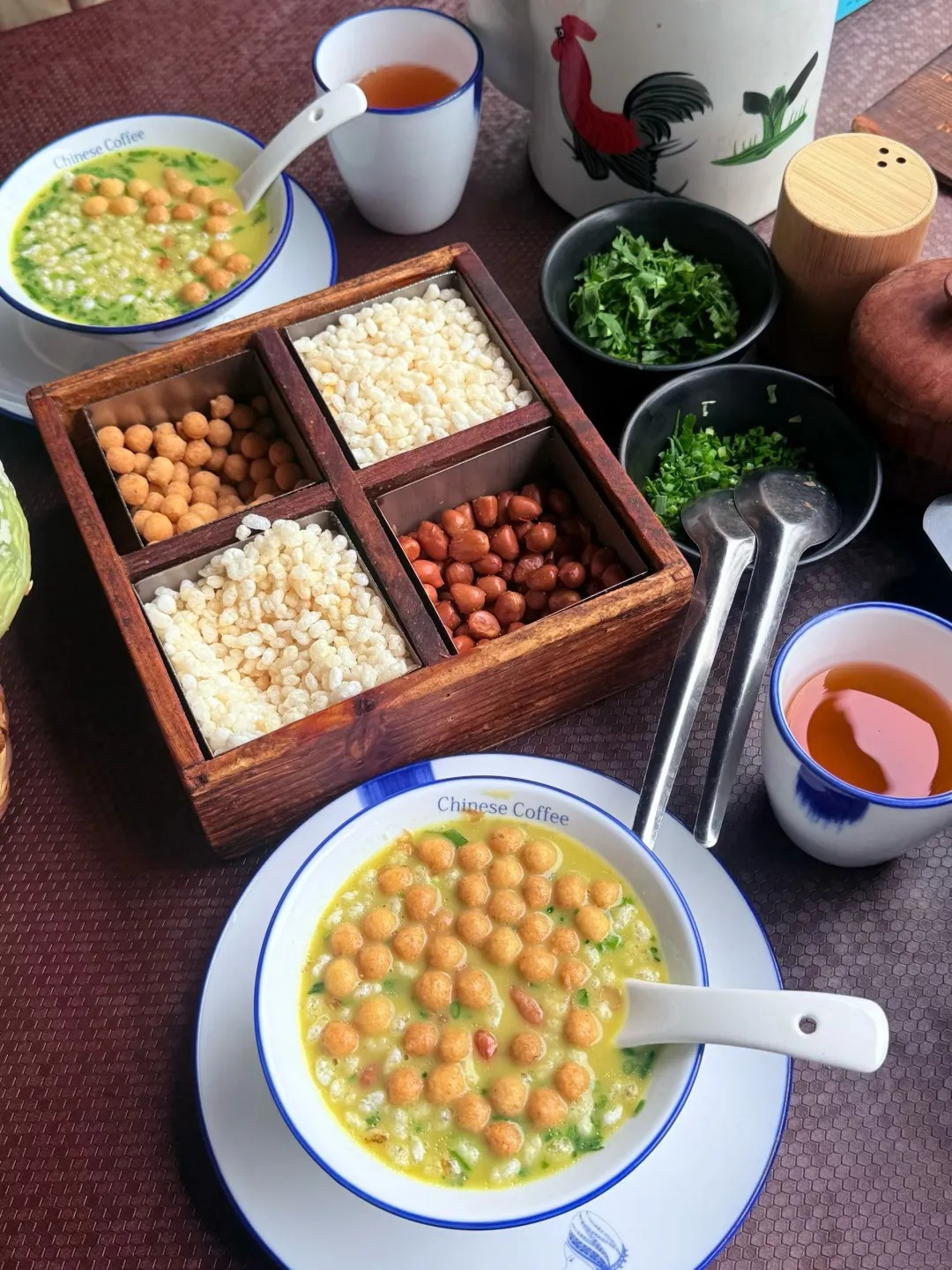 Bát trà dầu ăn kèm bánh gạo rang.