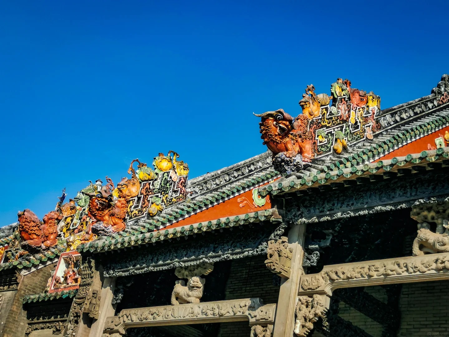Hoa văn truyền thống Lingnan tr&ecirc;n m&aacute;i đ&igrave;nh Trần Gia Từ 