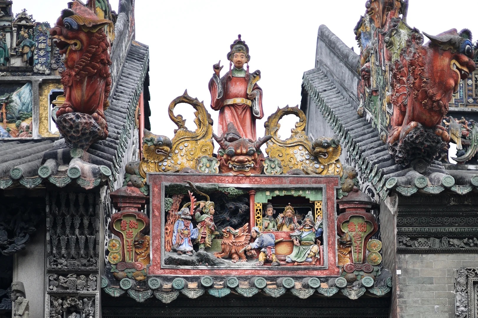 Tượng gốm sứ trang tr&iacute; m&aacute;i đ&igrave;nh Trần Gia Từ