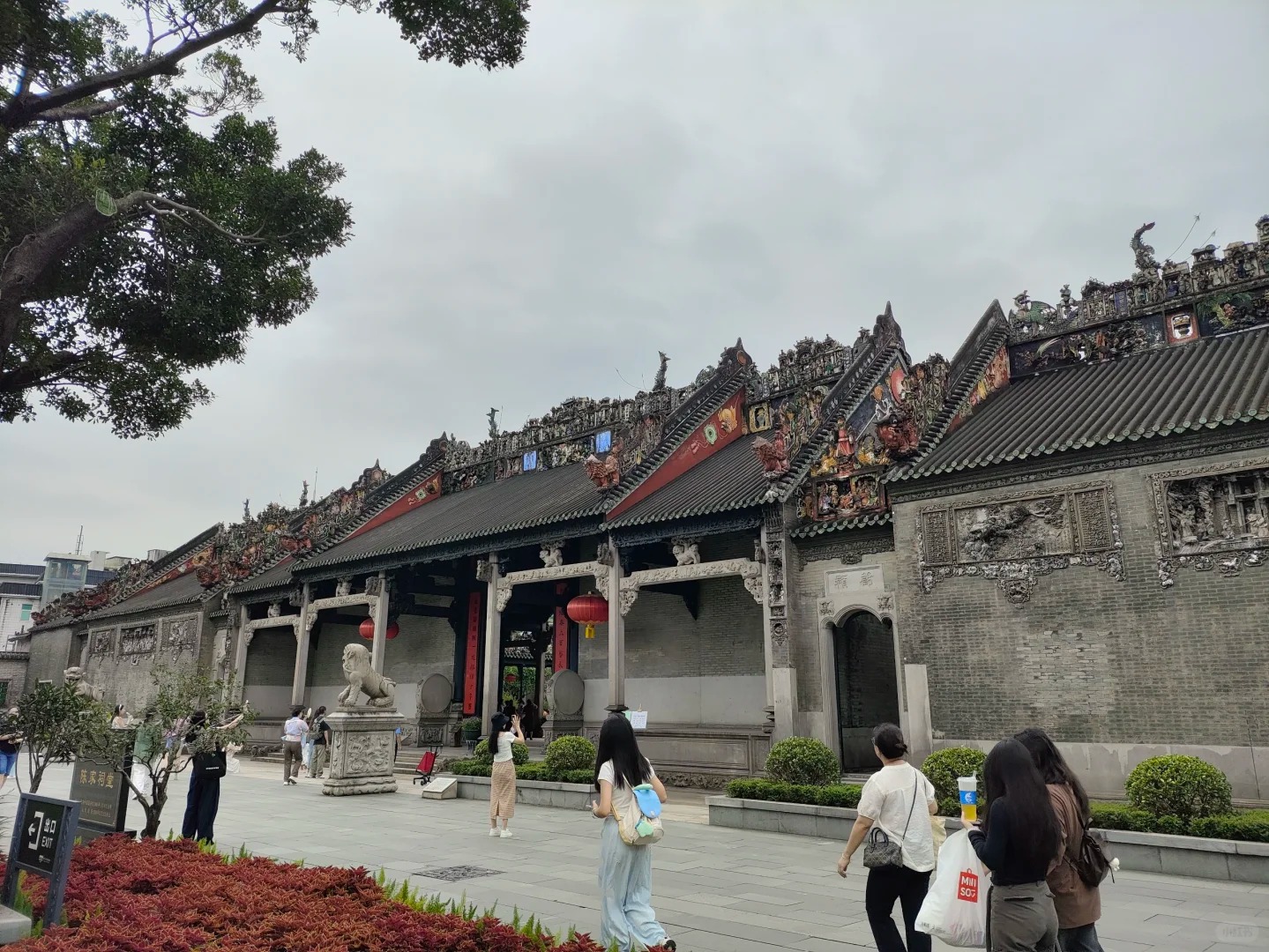 M&aacute;i đ&igrave;nh Trần Gia Từ trang tr&iacute; gốm sứ m&agrave;u sắc.