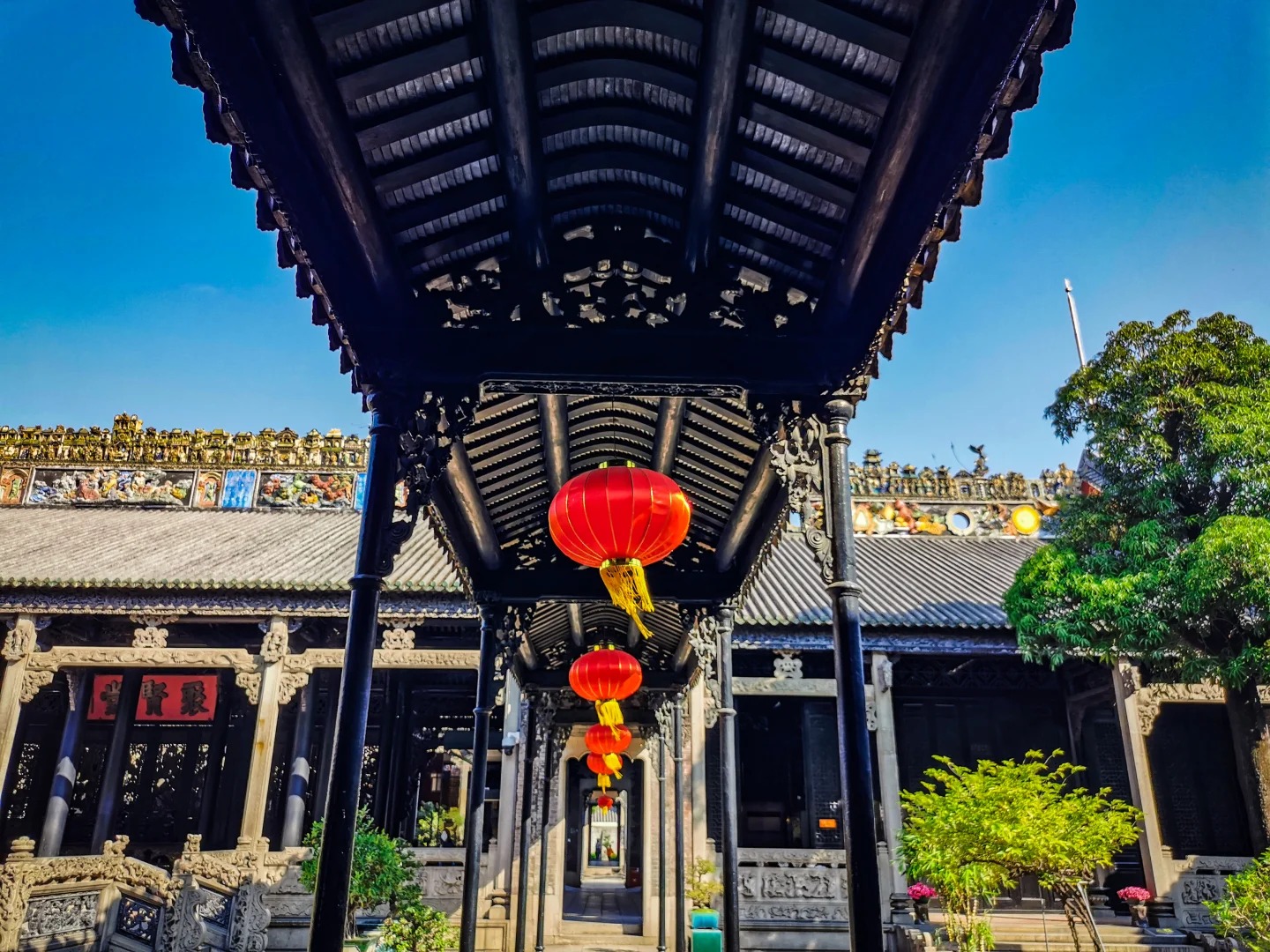 Lỗi đường m&atilde;i gỗ trong Trần Gia Từ với đ&egrave;n lồng đặc trưng đỏ 