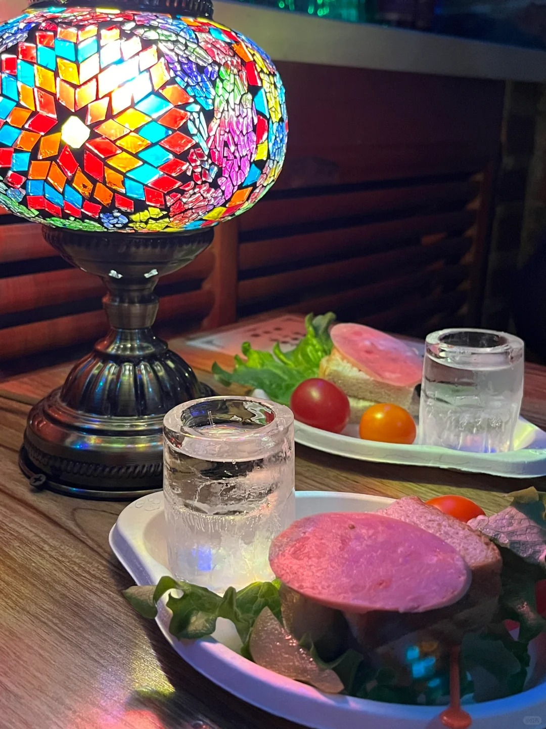 Du khách thưởng thức món ăn Nga truyền thống tại Trang Viên Volga, với xúc xích và rượu volka đặc trưng, tạo nên trải nghiệm ẩm thực đậm chất châu Âu giữa lòng Cáp Nhĩ Tân.
