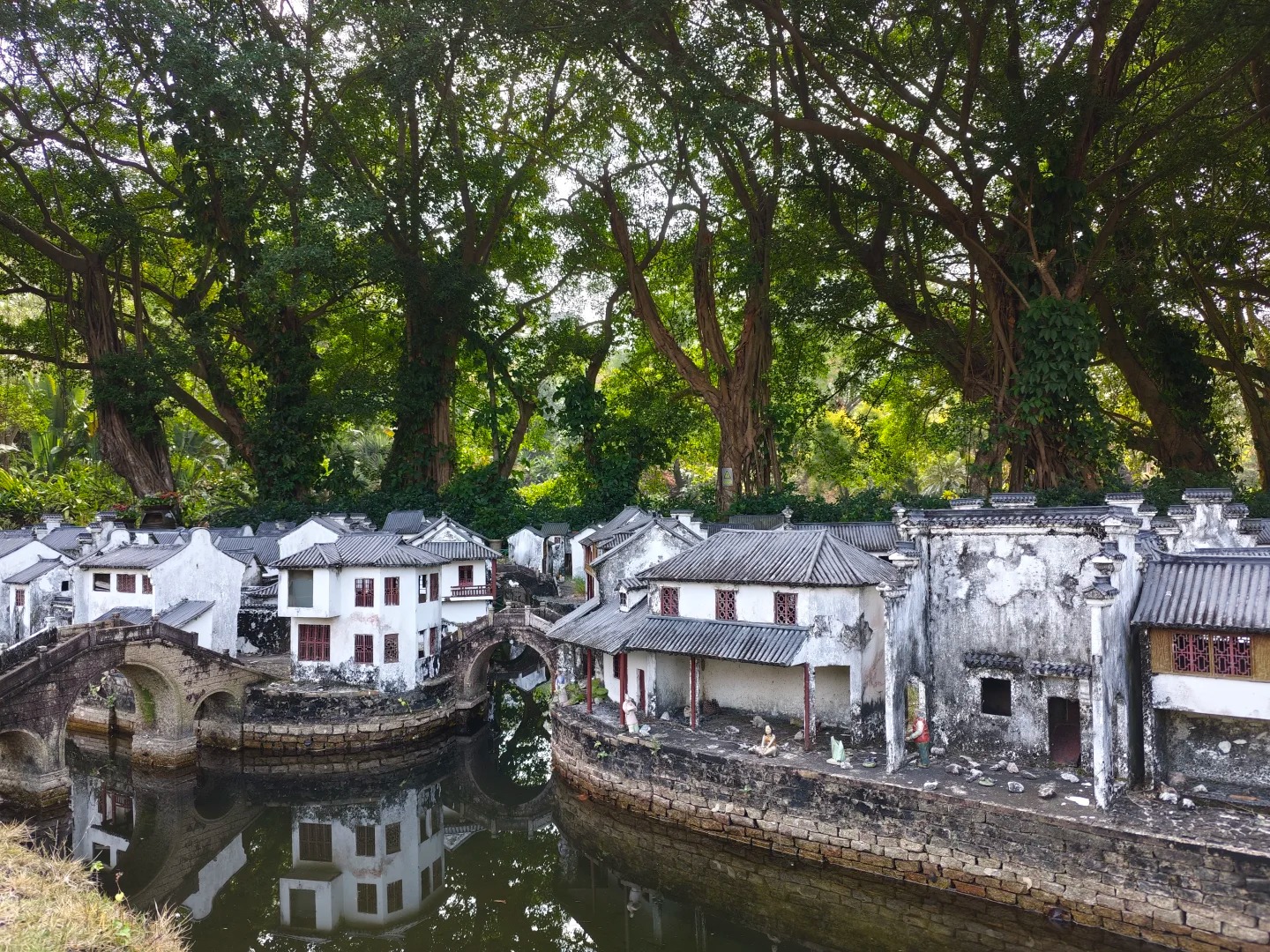M&ocirc; h&igrave;nh Cổ Trấn c&oacute; c&acirc;y cầu đ&aacute; qua s&ocirc;ng