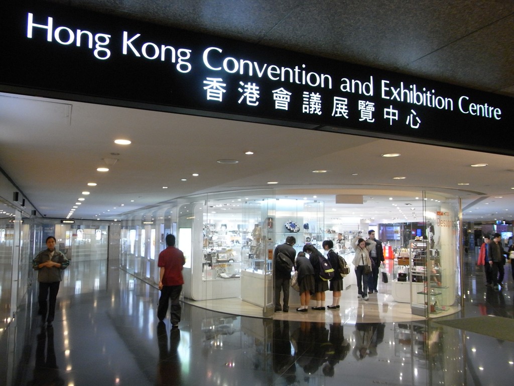 Trung t&acirc;m thương mại v&agrave; hội trường sự kiện b&ecirc;n trong Trung t&acirc;m hội nghị nh&agrave; b&agrave;n giao Hong Kong