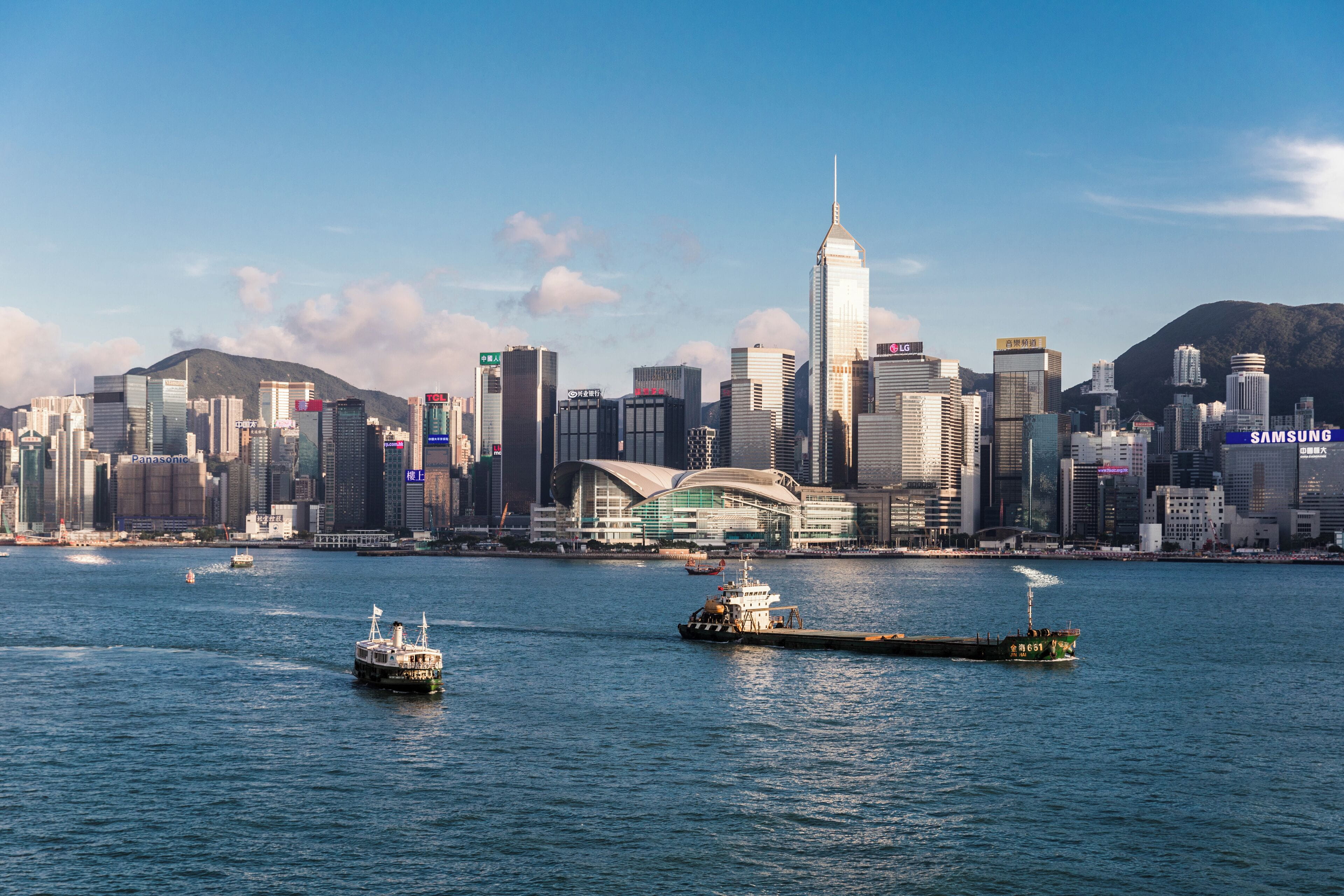 To&agrave;n cảnh Trung t&acirc;m Hội nghị Hong Kong b&ecirc;n bờ Cảng Victoria.