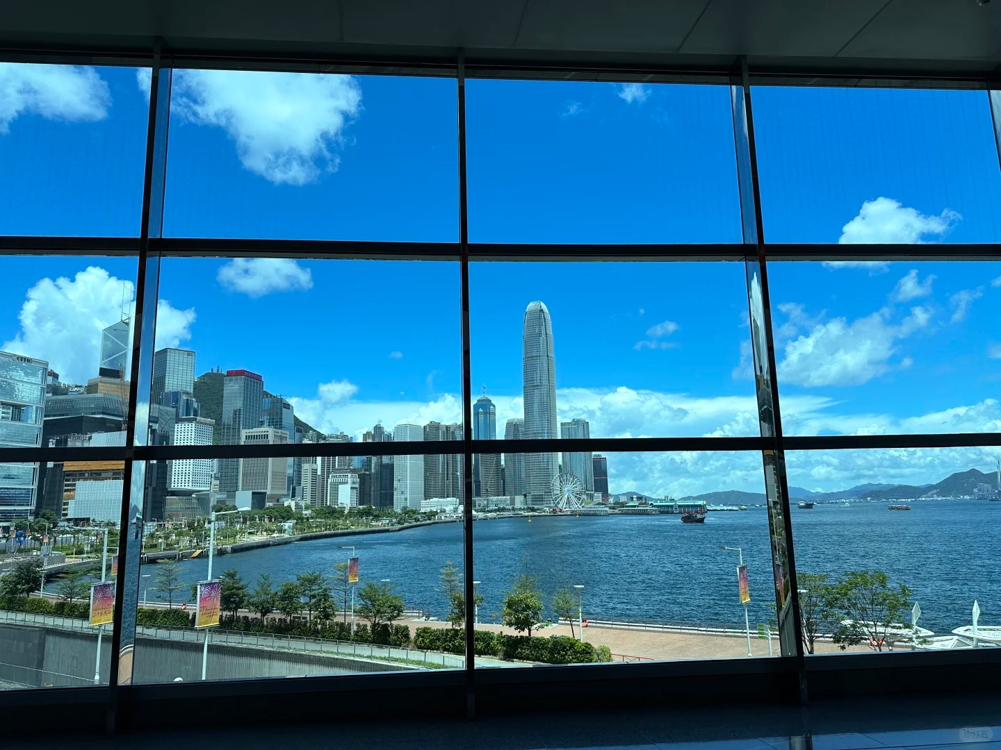Gọc nh&igrave;n ra cảng victoria từ trung t&acirc;m hội nghị nh&agrave; b&agrave;n giao hong kong