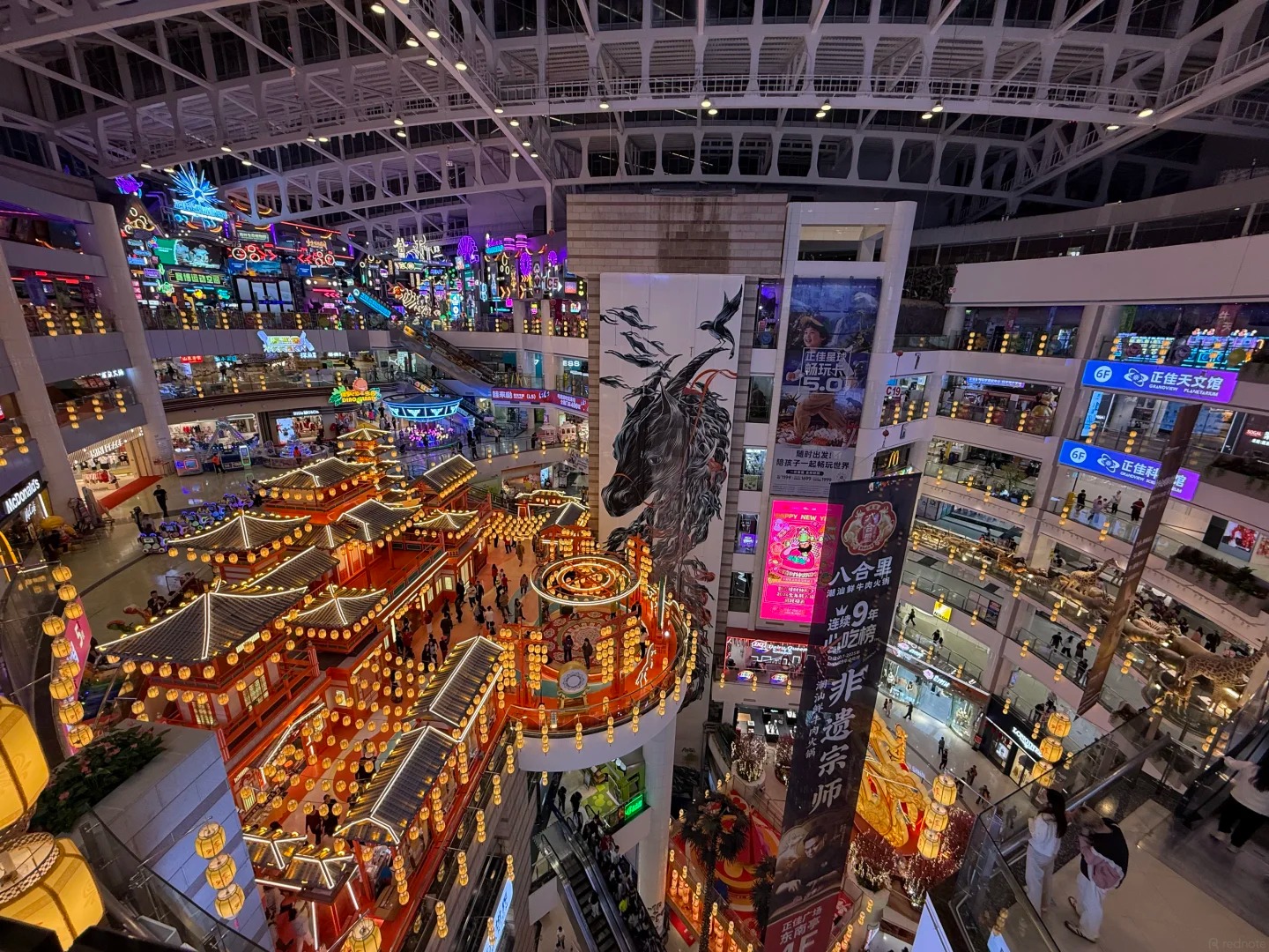 To&agrave;n cảnh b&ecirc;n trong của trung t&acirc;m thương mai Zhengjia Plaza chụp từ tầng cao nhất