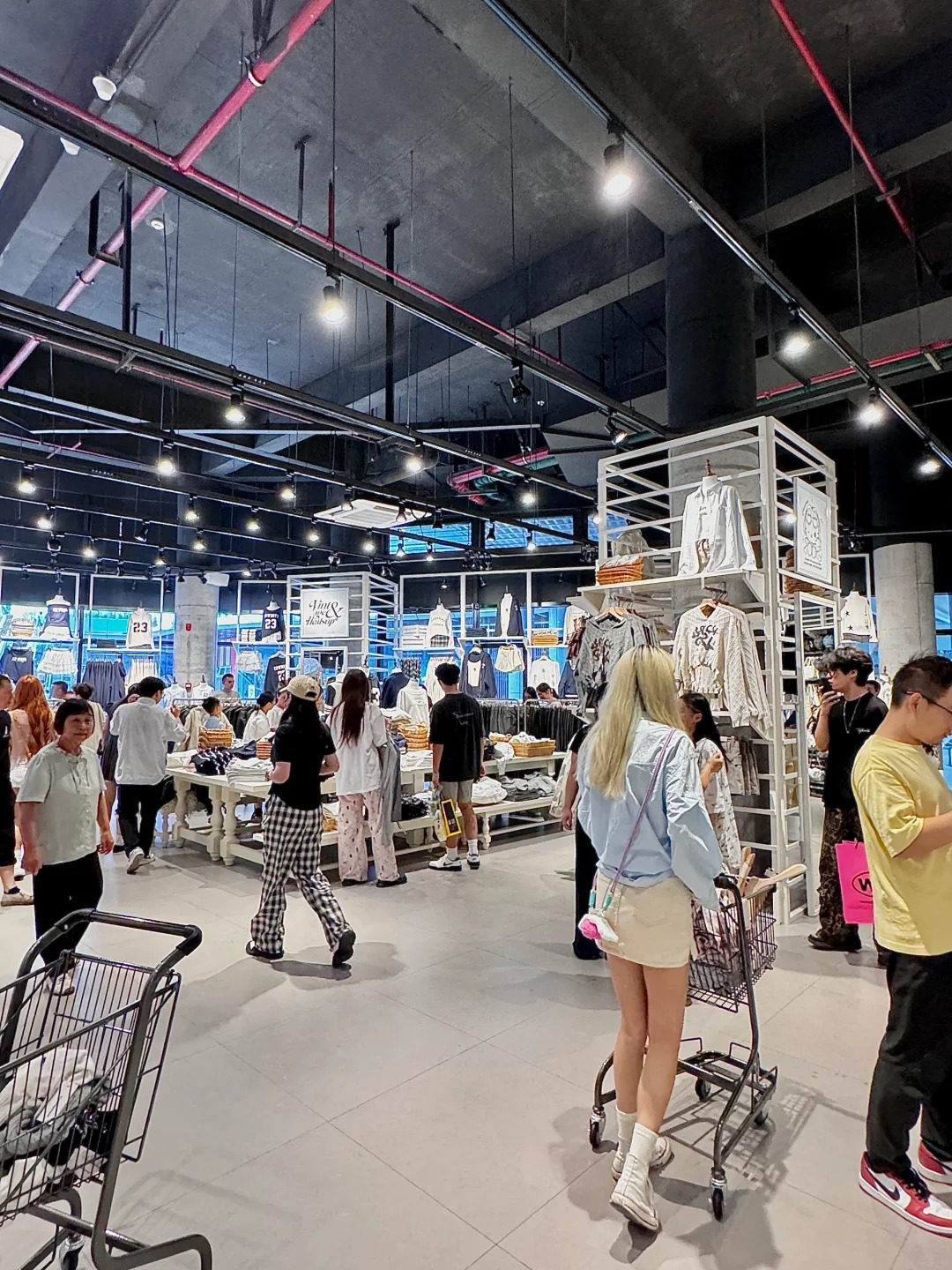 Gian h&agrave;ng thời trang cao cấp trong Zhengjia Plaza.