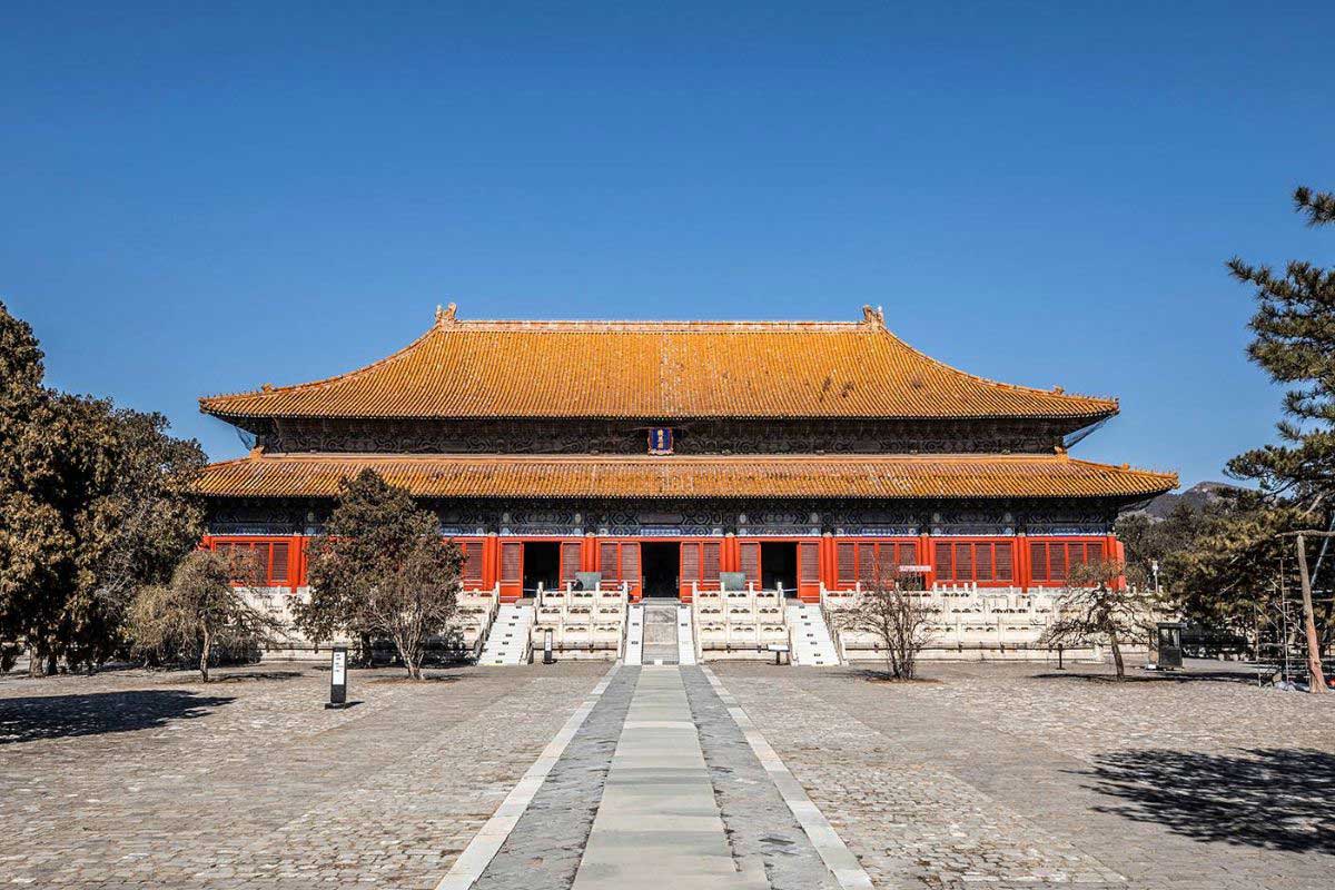 Du khách tham quan khu lăng mộ, khám phá những bí ẩn của hoàng đế Minh triều.