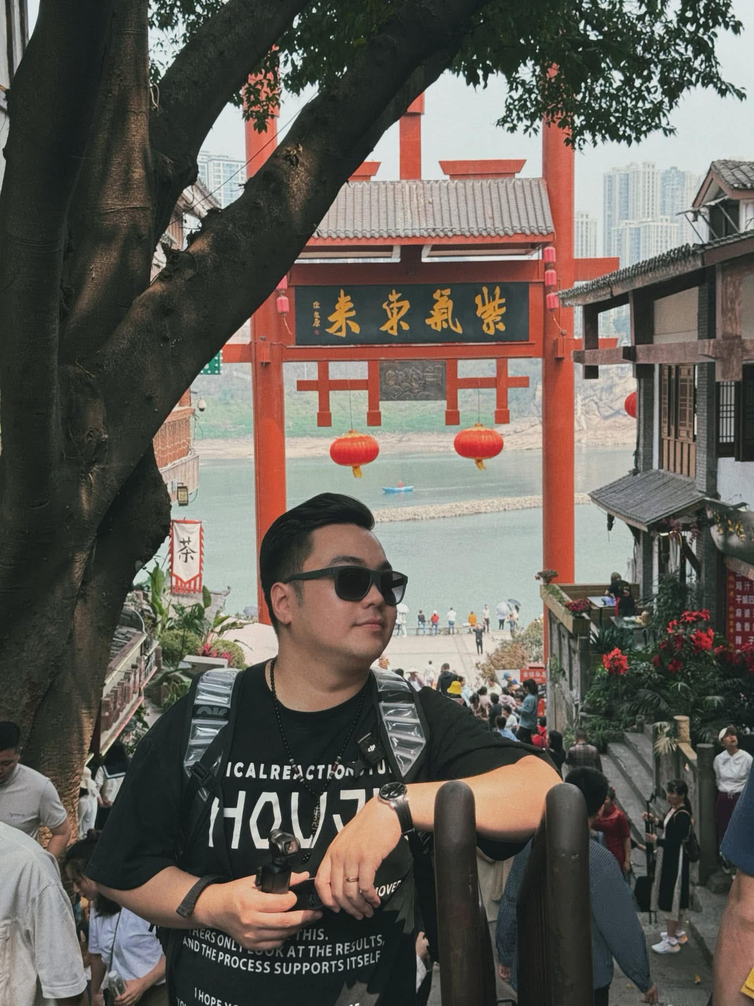 Du khách Đức Đi Đâu chụp ảnh check-in trước cổng cổ phố cổ Từ Khí Khẩu