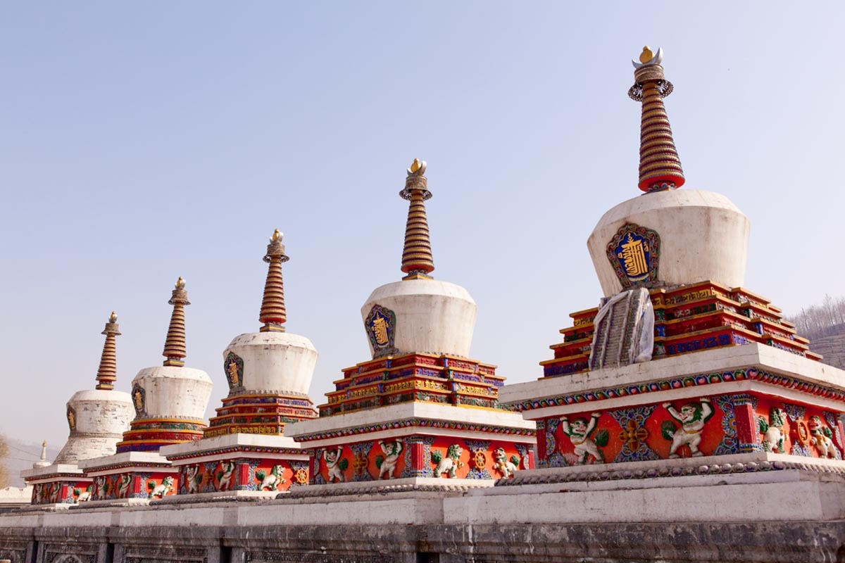 Cột đ&aacute; đi&ecirc;u khắc Kumbum mang họa tiết hoa văn cổ k&iacute;nh.