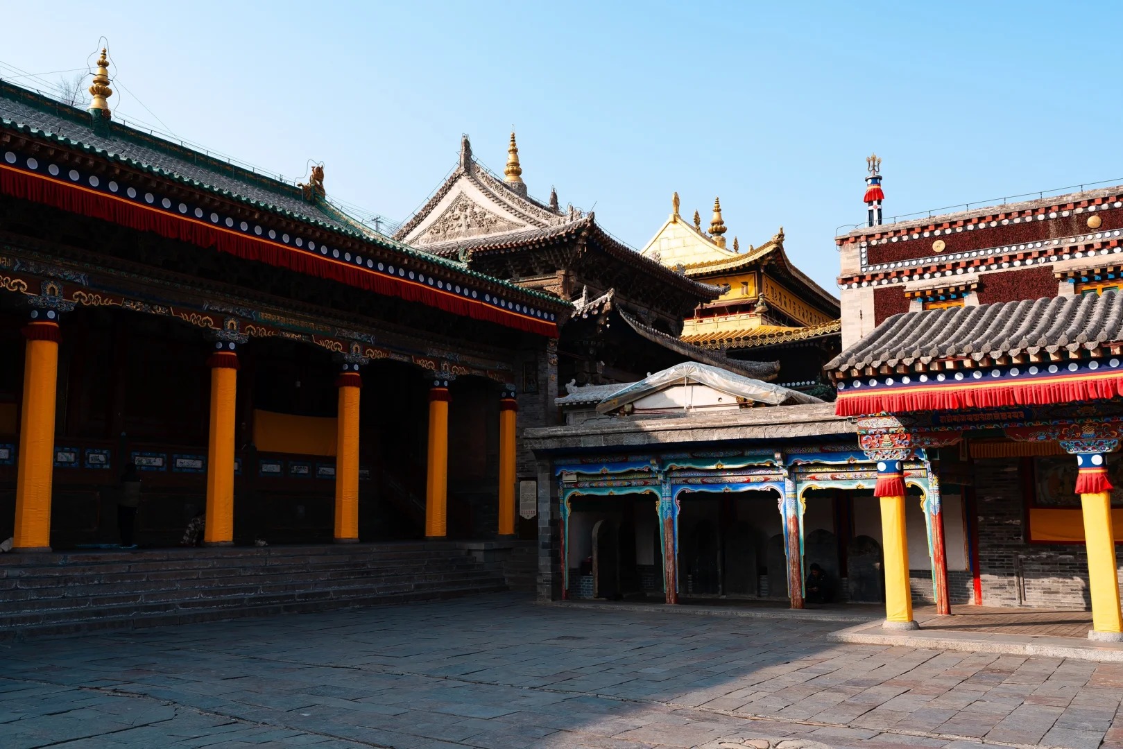 Tu viện Kumbum T&acirc;y An với kiến tr&uacute;c Phật gi&aacute;o T&acirc;y Tạng cổ k&iacute;nh.
