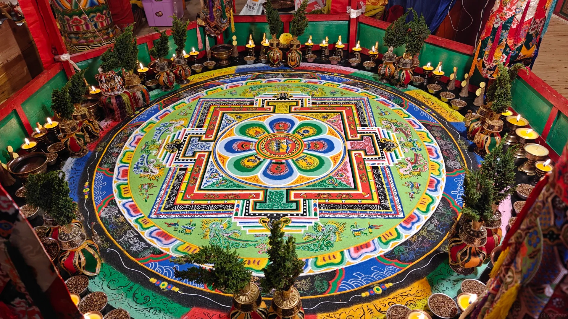 Tranh Thangka bên trong tu viện Tháp Công