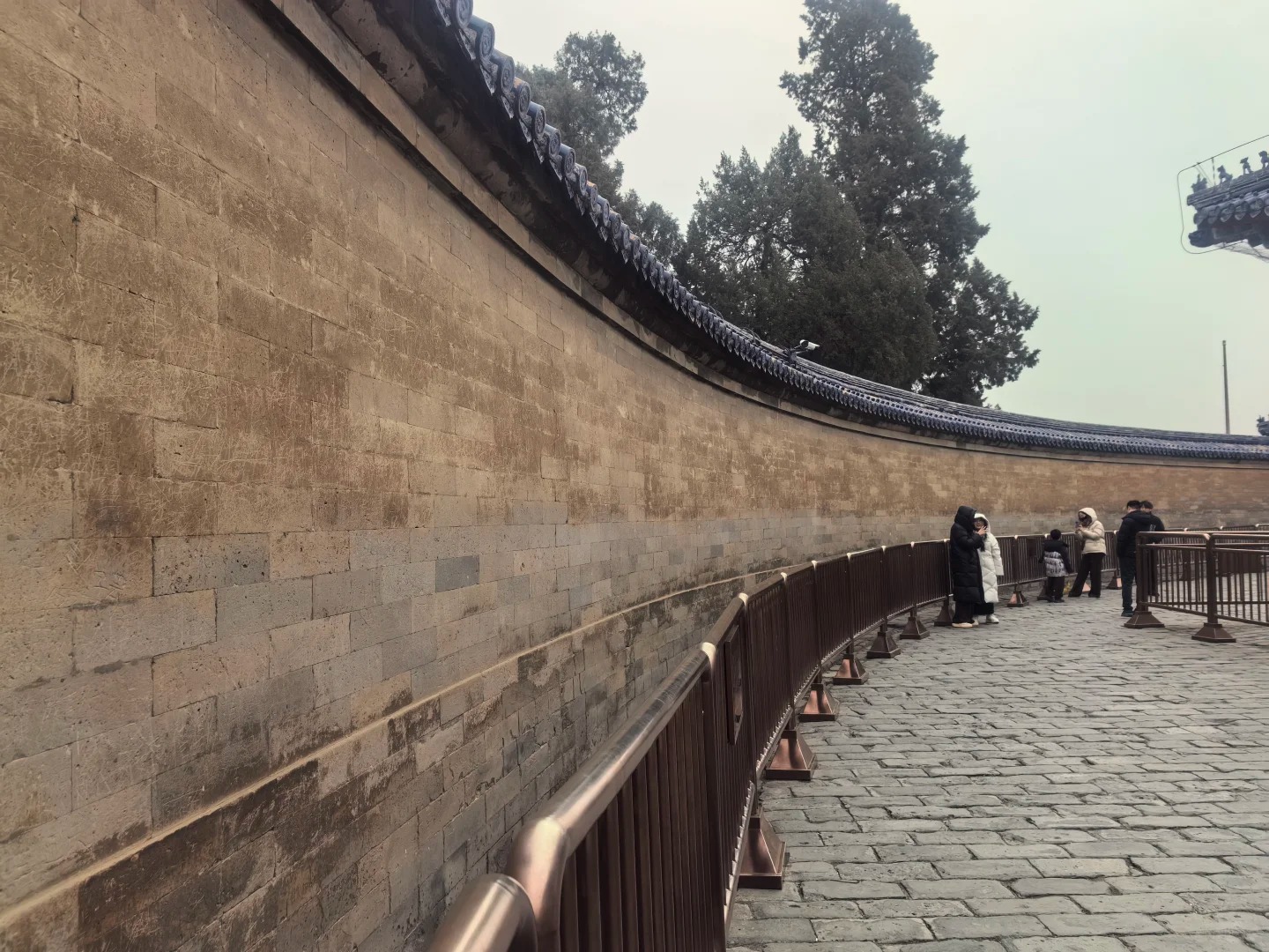 Tường Vọng Âm tại Công viên Thiên Đàn – Kỳ quan âm thanh độc đáo, nơi du khách có thể trải nghiệm hiện tượng truyền âm đặc biệt qua tường đá tròn.