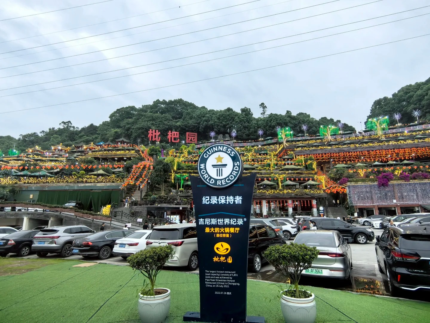 Kh&ocirc;ng gian xanh m&aacute;t v&agrave; y&ecirc;n b&igrave;nh b&ecirc;n trong khu&ocirc;n vi&ecirc;n Tỳ B&agrave; Vi&ecirc;n