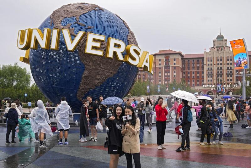 Cổng ch&iacute;nh Universal Studios Bắc Kinh với logo quả cầu nổi bật.