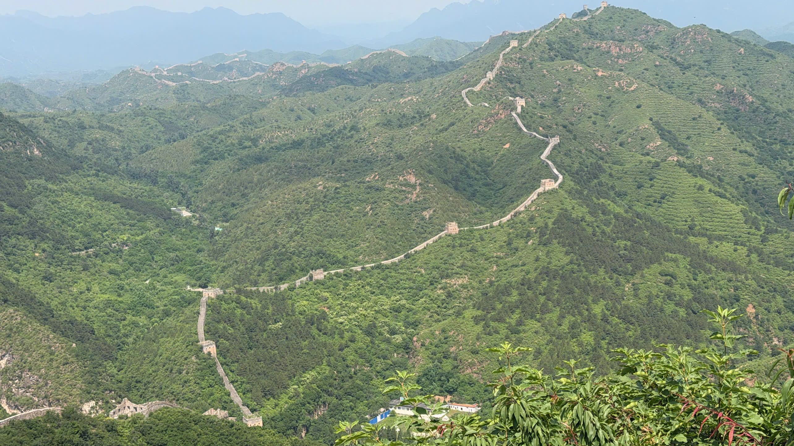 Van l&yacute; trường th&agrave;nh k&eacute;o d&agrave;i vộ tận tr&ecirc;n đỉnh n&uacute;i