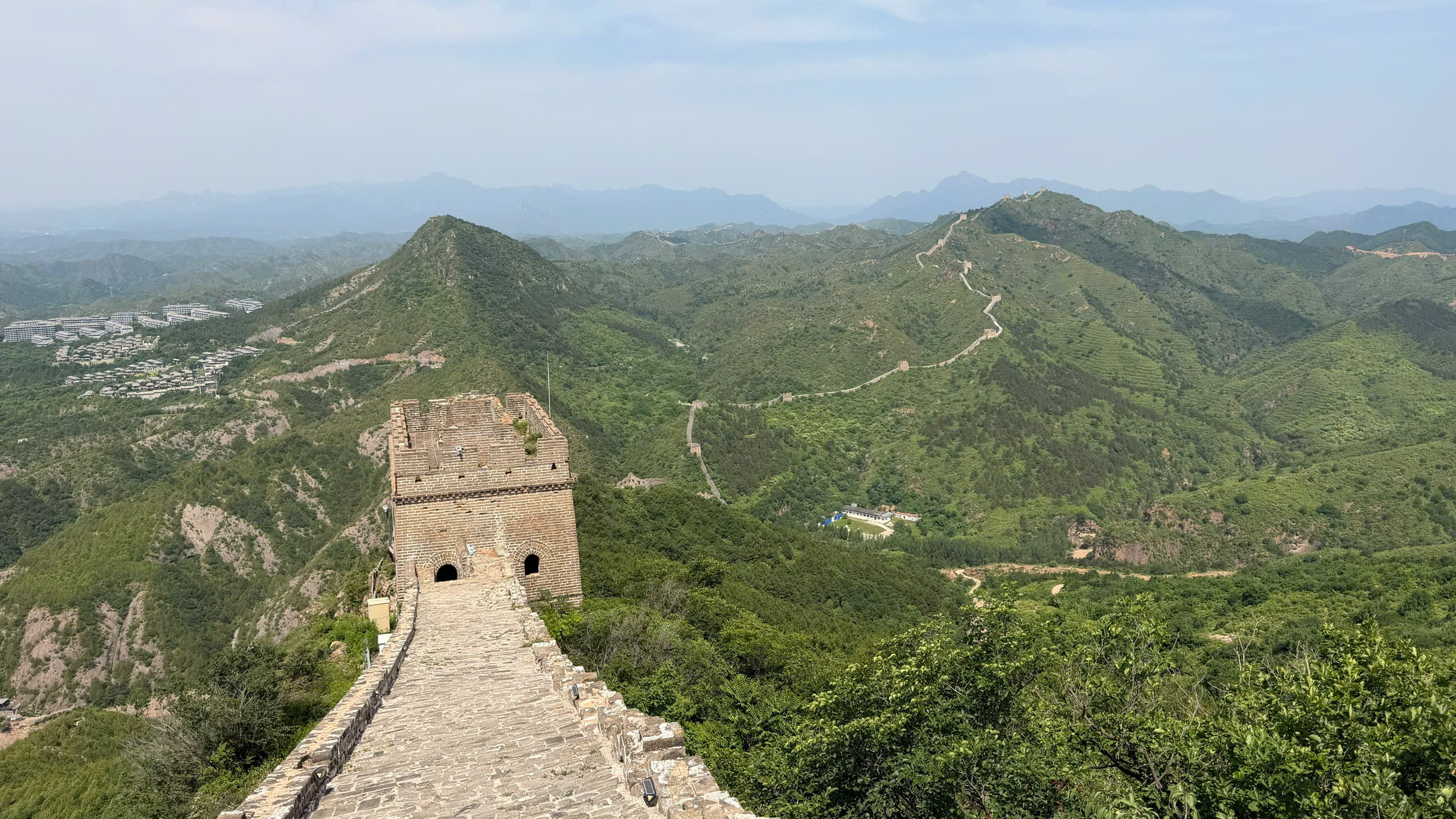 Vạn L&yacute; Trường Th&agrave;nh uốn lượn tr&ecirc;n d&atilde;y n&uacute;i h&ugrave;ng vĩ, minh chứng cho lịch sử vĩ đại Trung Hoa.