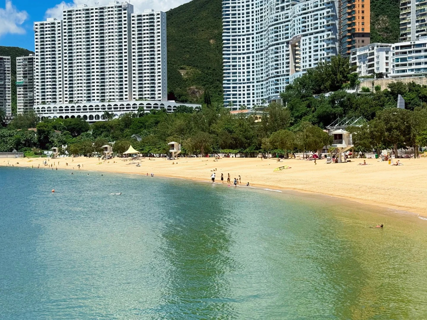 T&ograve;a nh&agrave; cao tầng hiện đại nh&igrave;n ra vịnh.