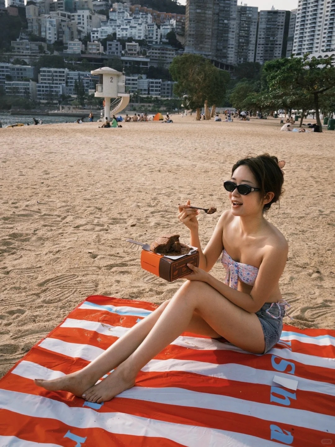 Du kh&aacute;ch chụp ảnh check-in tr&ecirc;n b&atilde;i c&aacute;t.