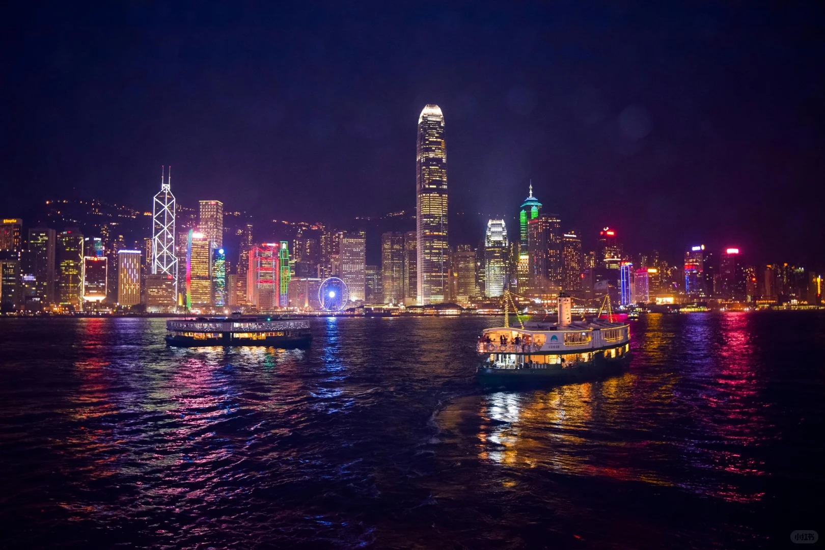 Skyline Hong Kong lung linh ánh đèn neon.