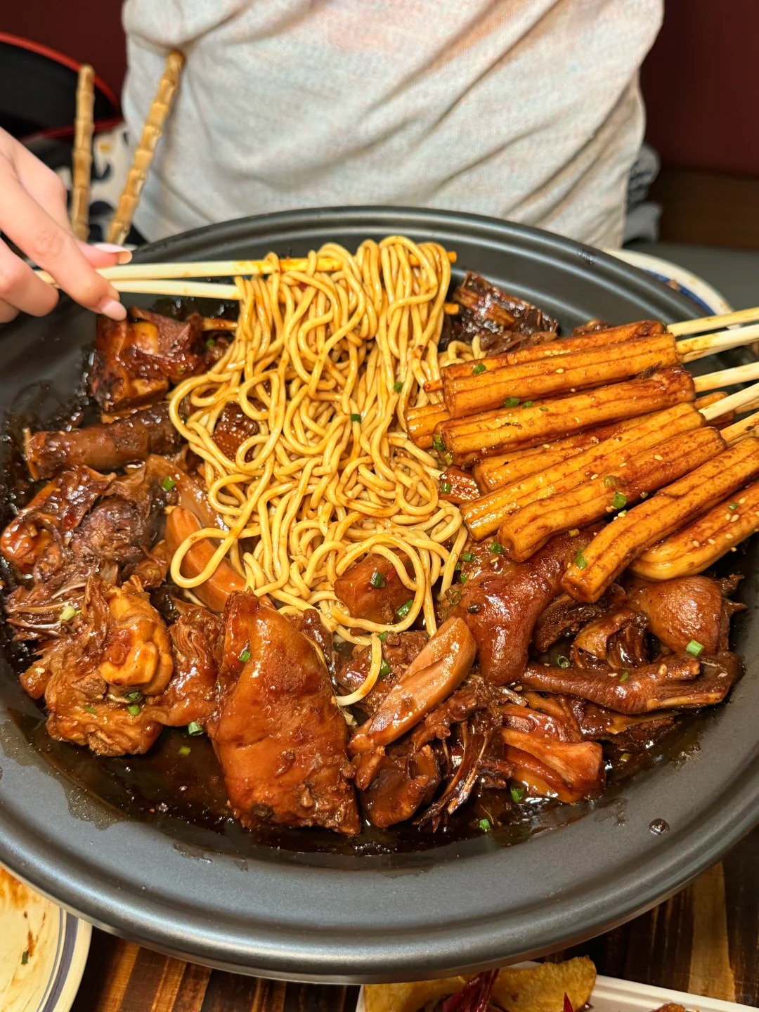 m&oacute;n vịt quay đen nam ninh đặc sản tại phố tam ng&otilde; nhị 