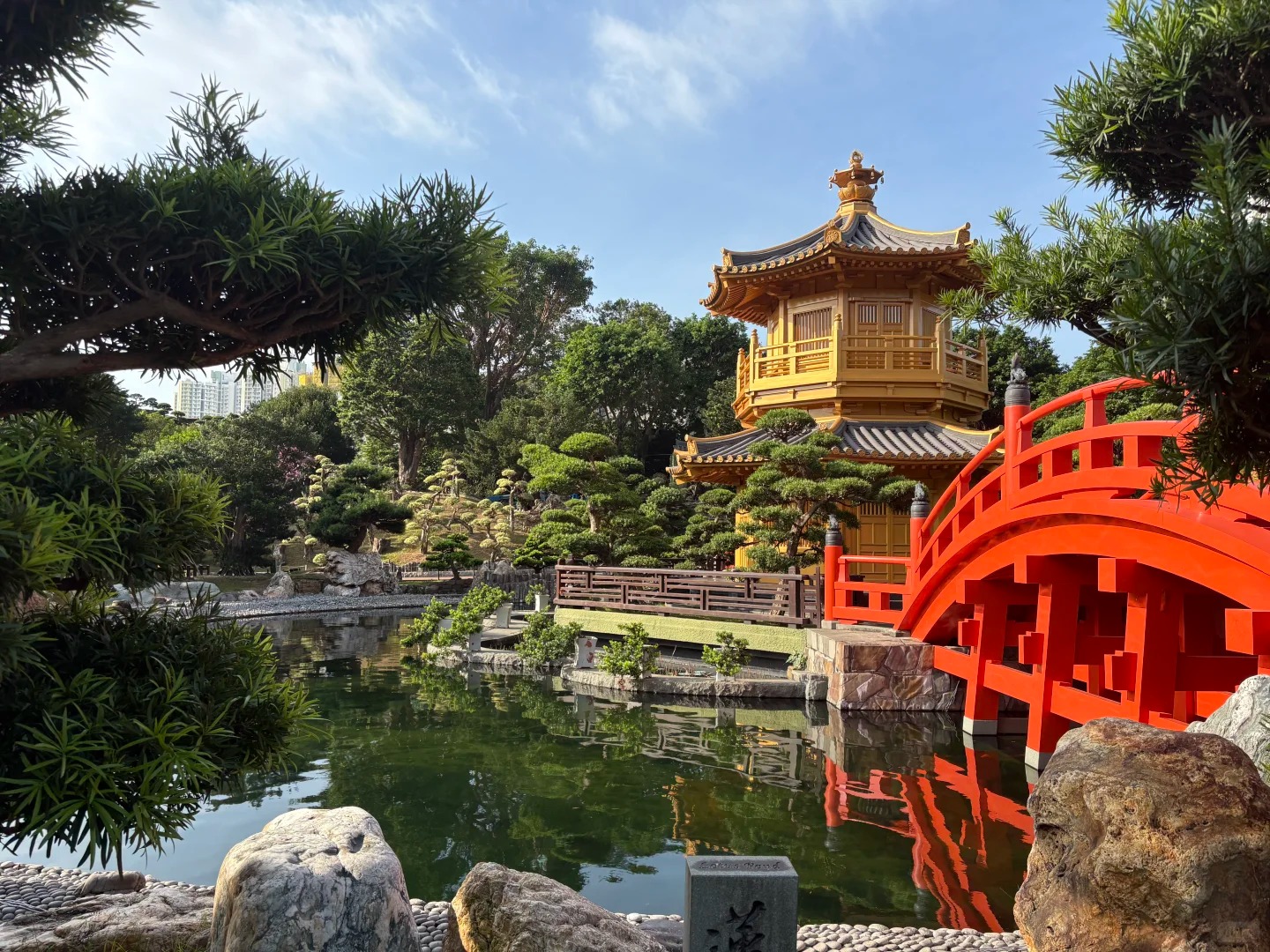 Ch&iacute;nh điện gỗ truyền thống soi b&oacute;ng xuống hồ sen.