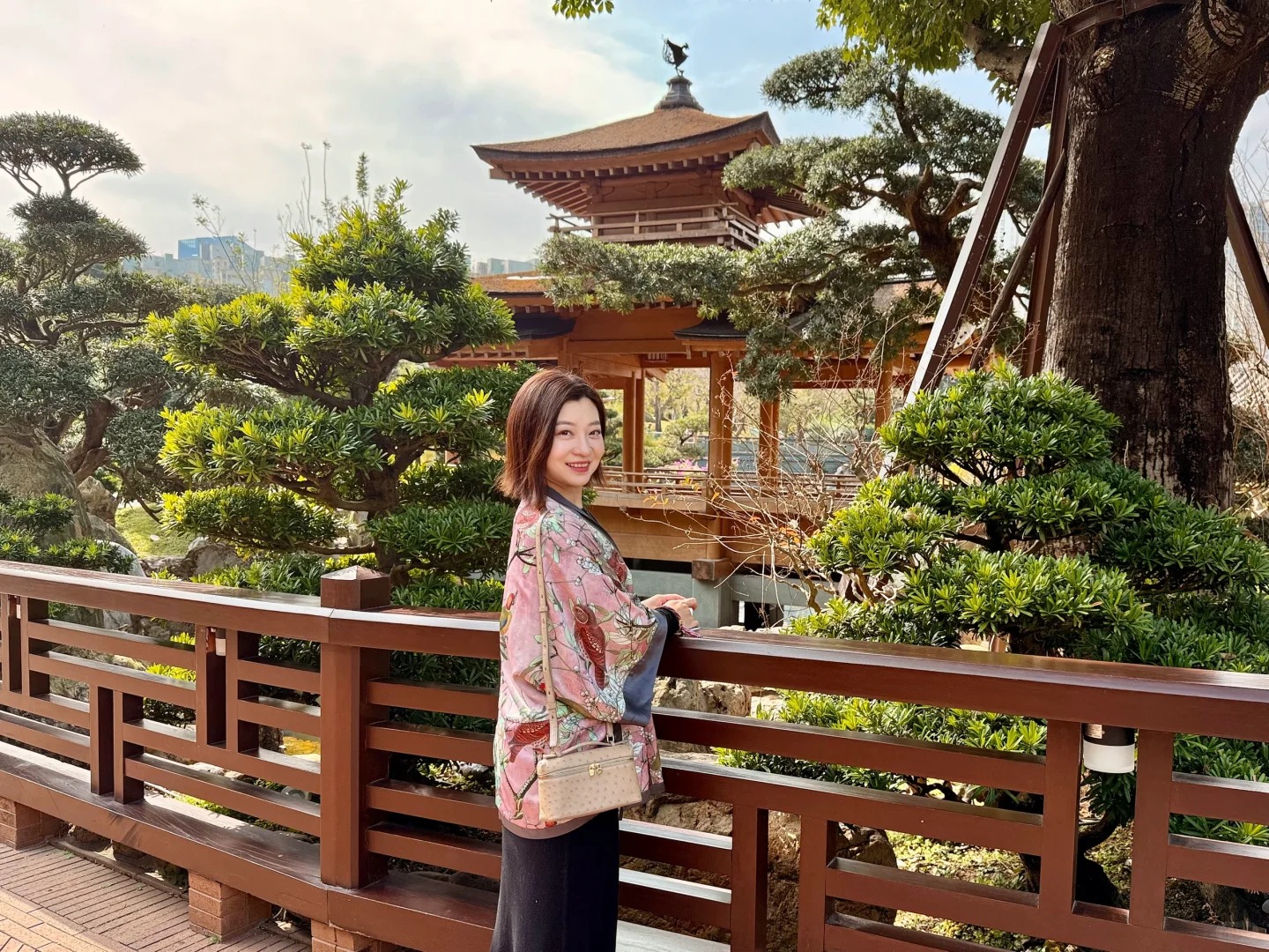 Du kh&aacute;ch chụp ảnh check-in b&ecirc;n hồ sen.