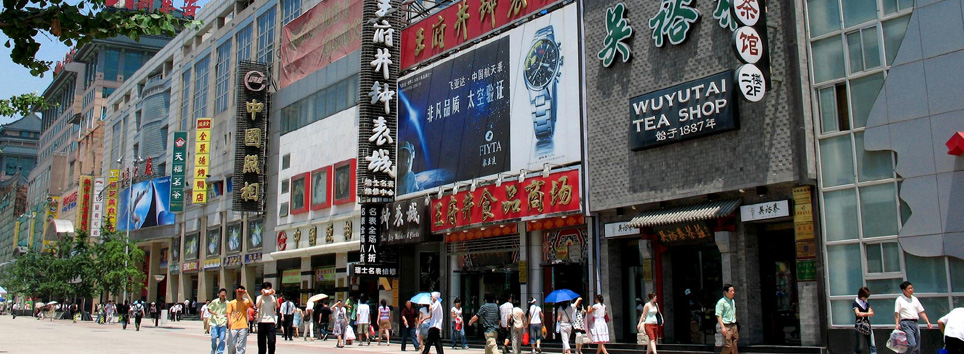 Thả dáng bên những dãy hành lang dài với kiến trúc cổ độc đáo của Vương Phủ Tỉnh.