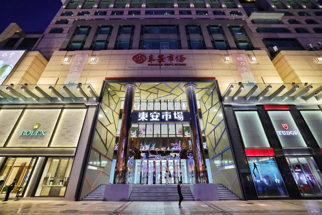 Thả dáng bên những dãy hành lang dài với kiến trúc cổ độc đáo của Vương Phủ Tỉnh.