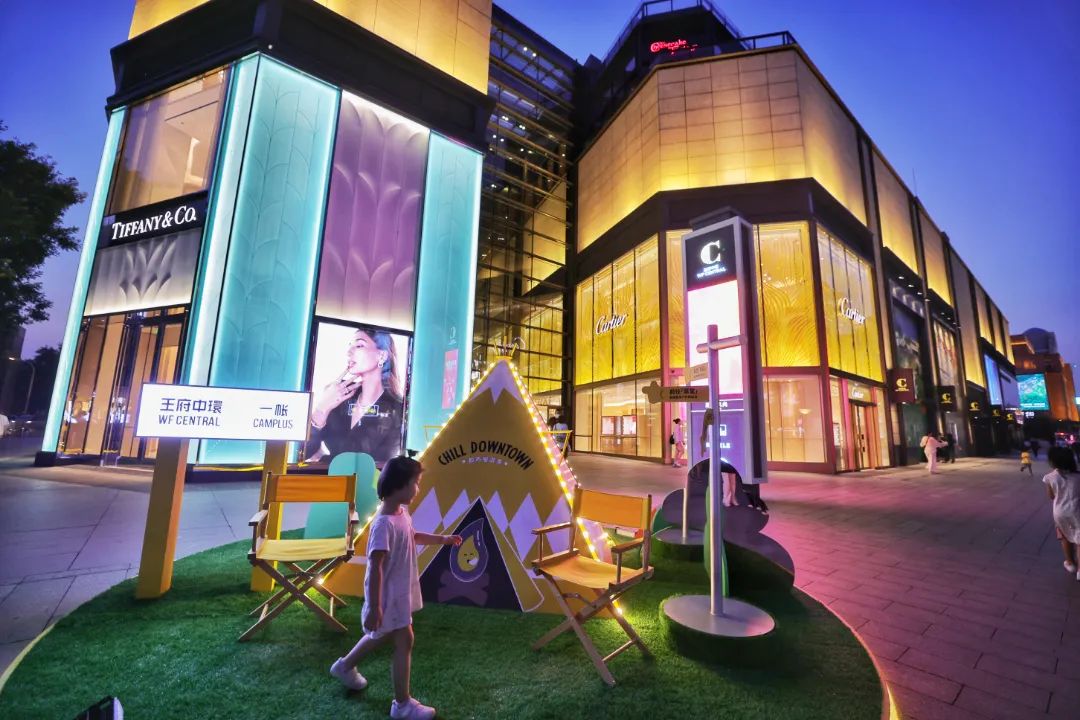 Trải nghiệm mua sắm sầm uất tại Vương Phủ Tỉnh với hàng loạt thương hiệu nổi tiếng và quà lưu niệm độc đáo.