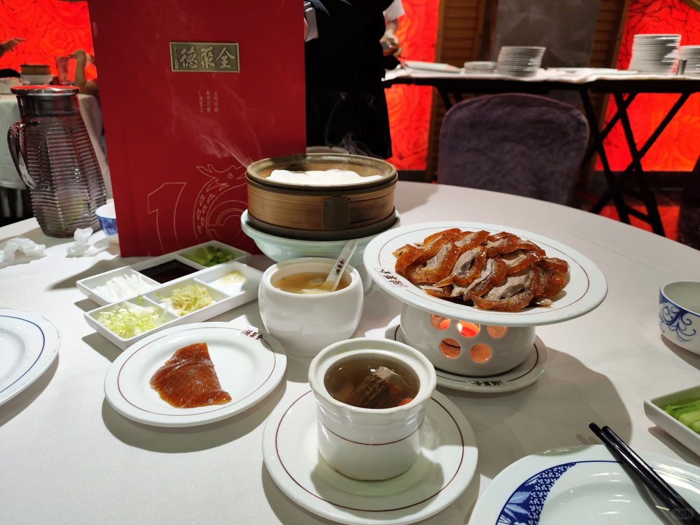 Thưởng thức vịt quay Bắc Kinh trứ danh tại Vương Phủ Tỉnh, món ăn nổi tiếng với lớp da giòn rụm và hương vị đậm đà.